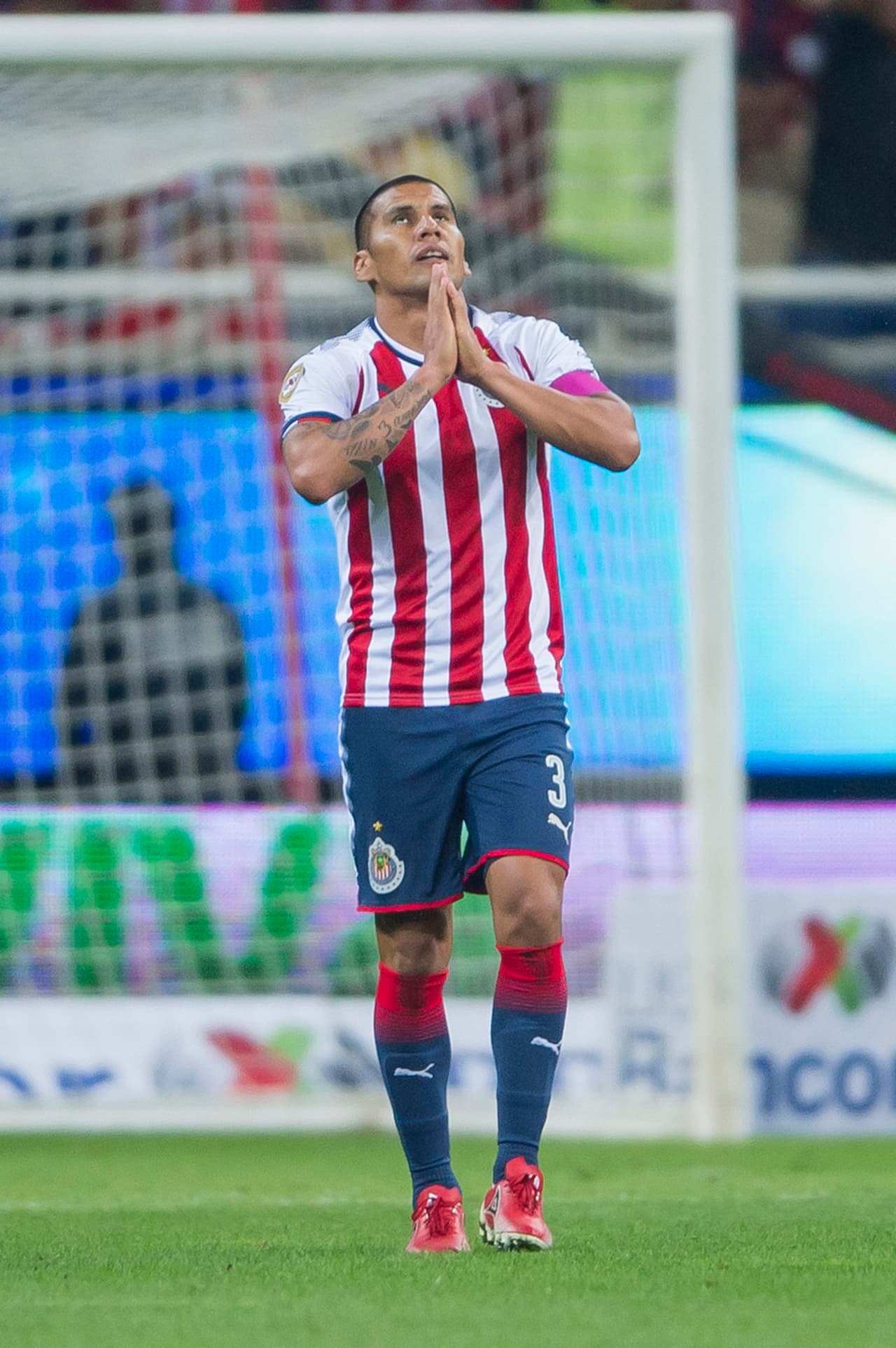 Chivas llega tras una dolorosa derrota en casa, tras caer 2 . 1 ante Morelia con un autogol de Carlos Salcido en el último minuto.