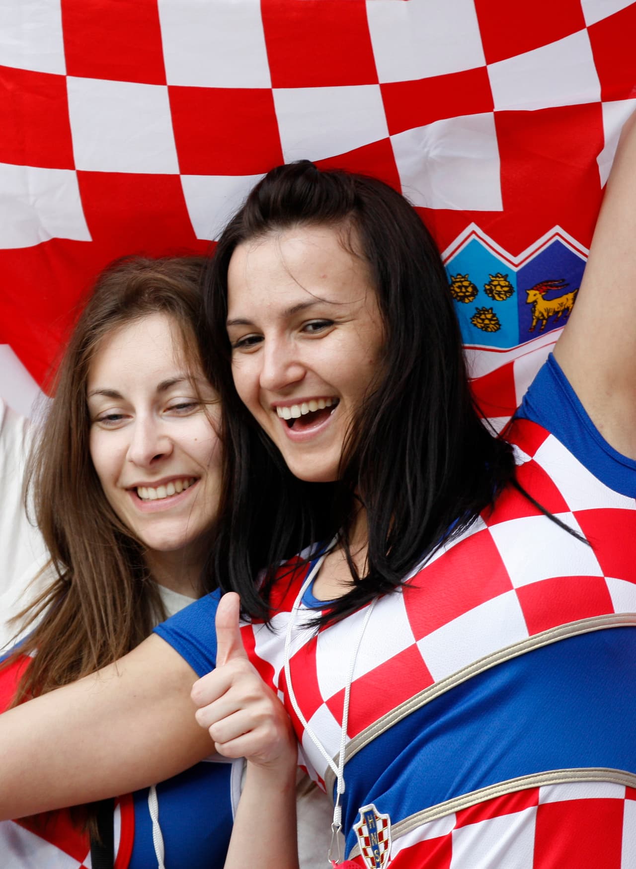 Disfruta de las mejores imágenes de las aficionadas croatas que partido a partido apoyan a su selección.