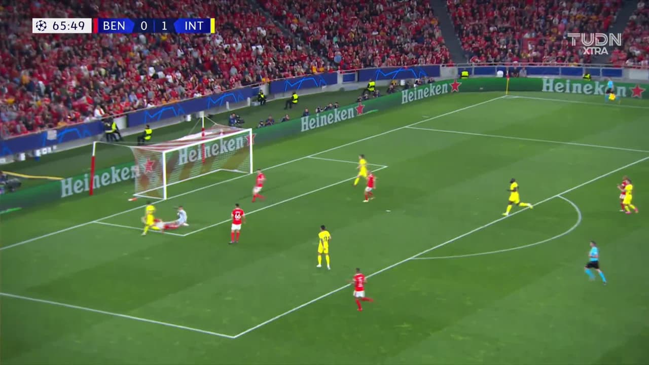 ¡TIRO ATAJADO! disparo por Henrikh Mkhitaryan.