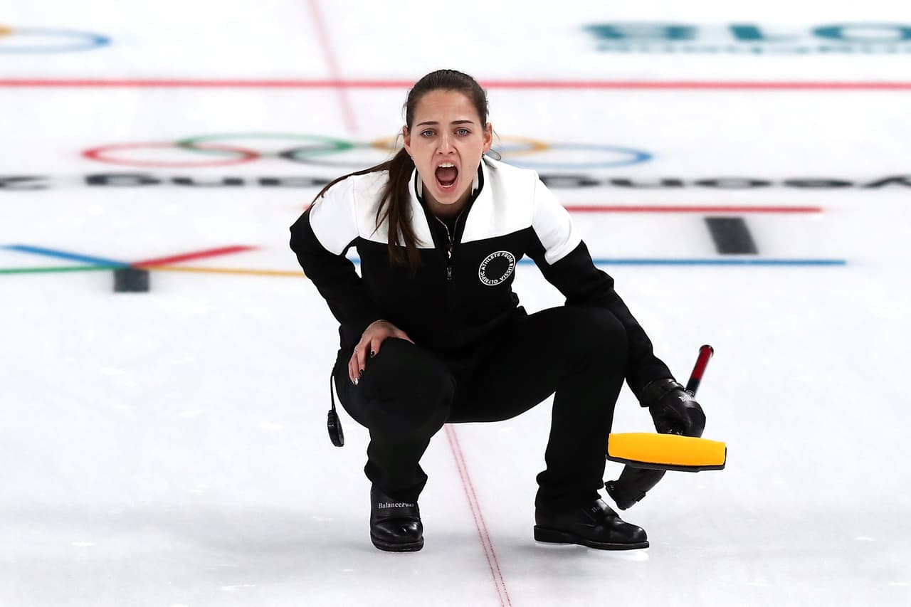 La rusa Anastasia Bryzgalova, de 25 años, ganó medalla de plata en dobles mixtos en curling, pero su parecido con la bella actriz Angelina Jolie ha sido un gran atractivo en los Olímpicos de Invierno.