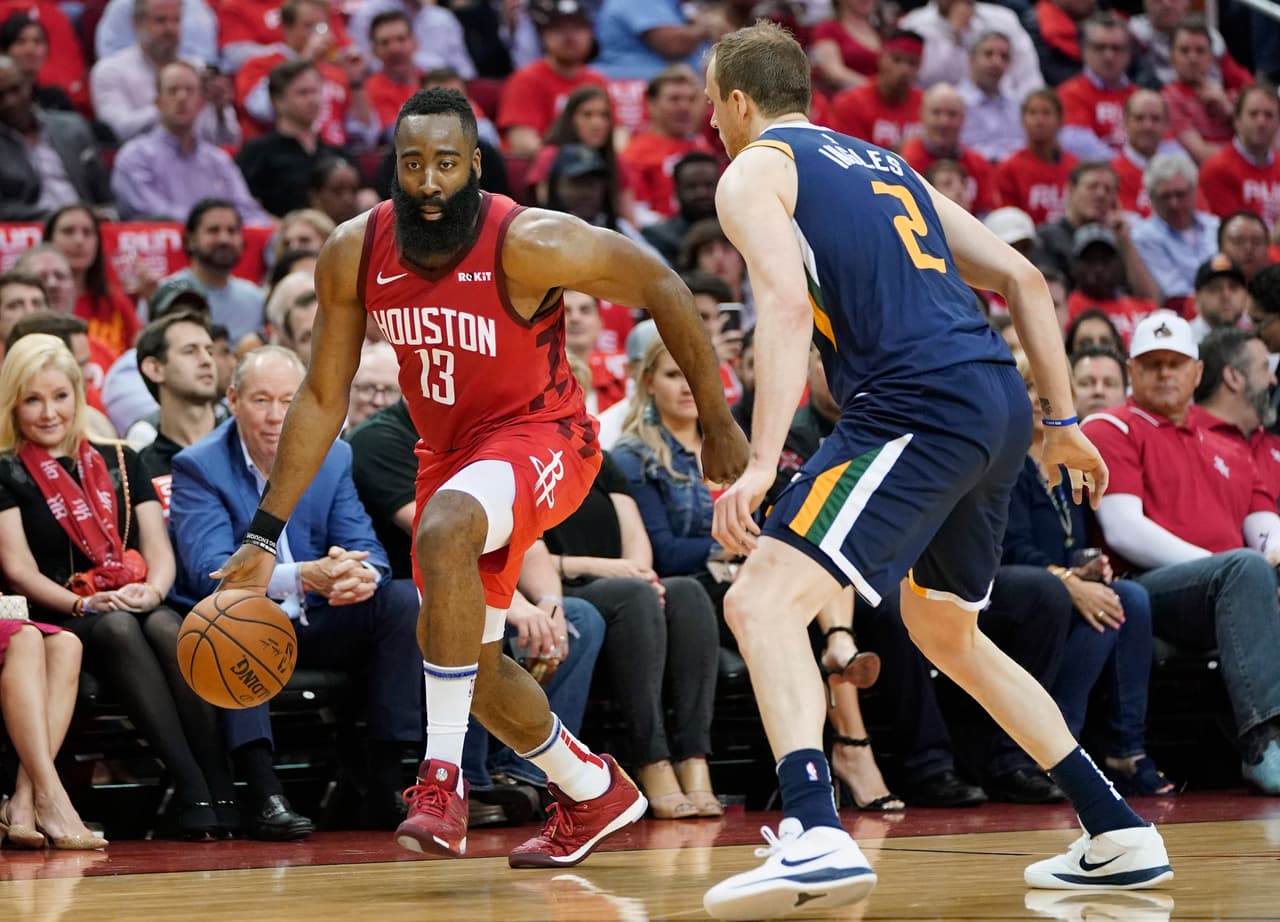 Con el partido de esta noche, James Harden disputó su encuentro 107 en los Playoffs; se fue 6-13 en tiros de tres puntos.
