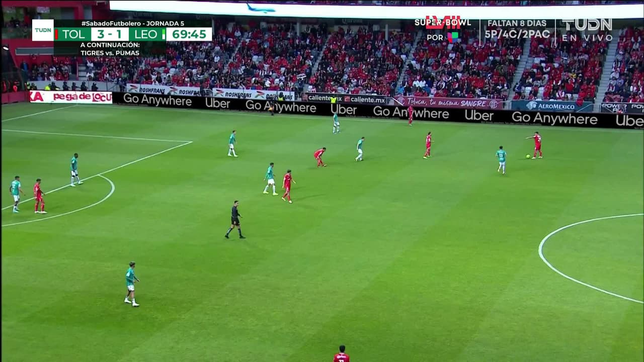 ¡CERCA! Robert Morales disparó que se estrella en el poste.