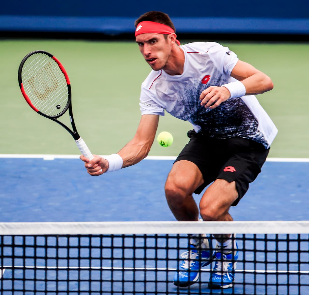 Leonardo Mayer fue desarbolado en el primer set pero reaccionó después y llevó el desenlace al tie break, donde Federer aprovechó para cerrar el partido.