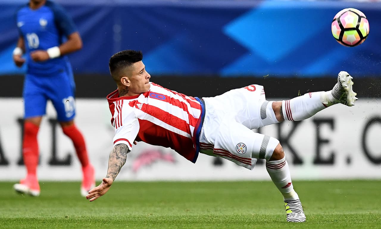 Iturbe creció en Paraguay y allí arancó su carrera, lo que lo guió en febrero de 2016 para elegir ser parte del equipo de mayores del país guaraní, en el que aún tiene a sus 24 años mucho camino por recorrer.