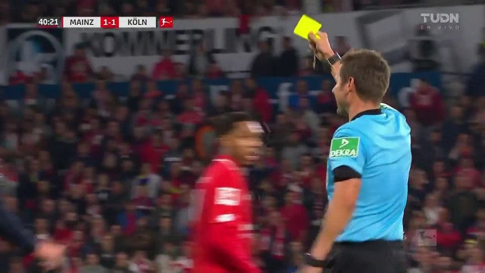 Tarjeta amarilla. El árbitro amonesta a Sebastiaan Bornauw de 1. FC Köln