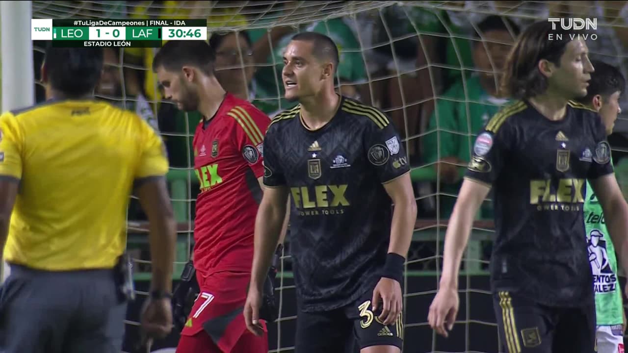 ¡CERCA! Elías Hernández disparó que se estrella en el poste.