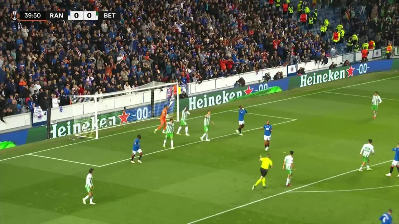 ¡TIRO ATAJADO! disparo por Abdallah Sima.