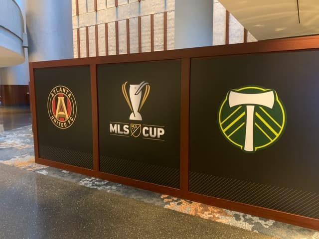 El hotel que por estas horas funciona como 'cuartel general' de la MLS Cup en Atlanta también identifica de manera clara su misión. (FutbolMLS.com)