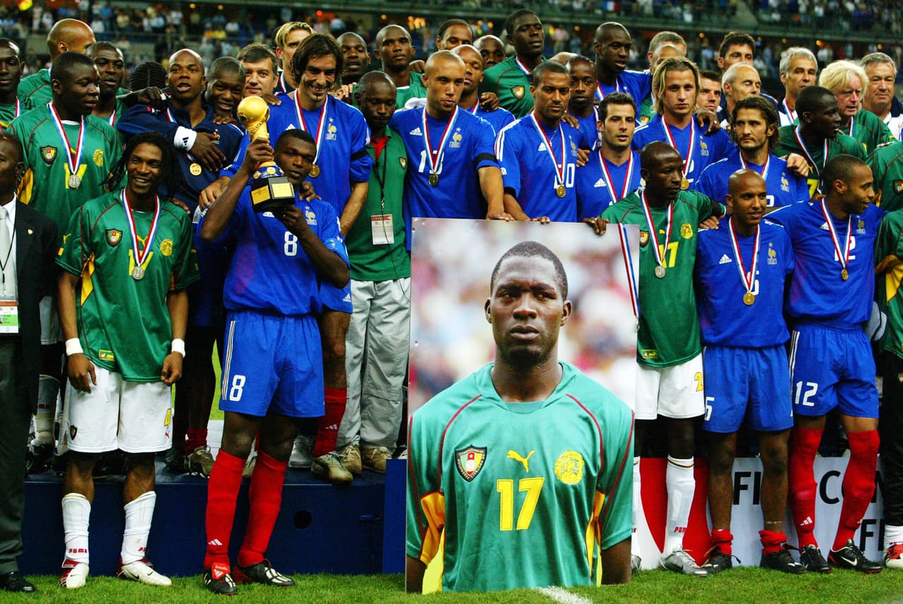 Camerún tuvo que jugar la final, que perdió contra Francia, en medio del dolor por la muerte de su jugador. Una situación que ensombreció la fiesta de esa Copa.
