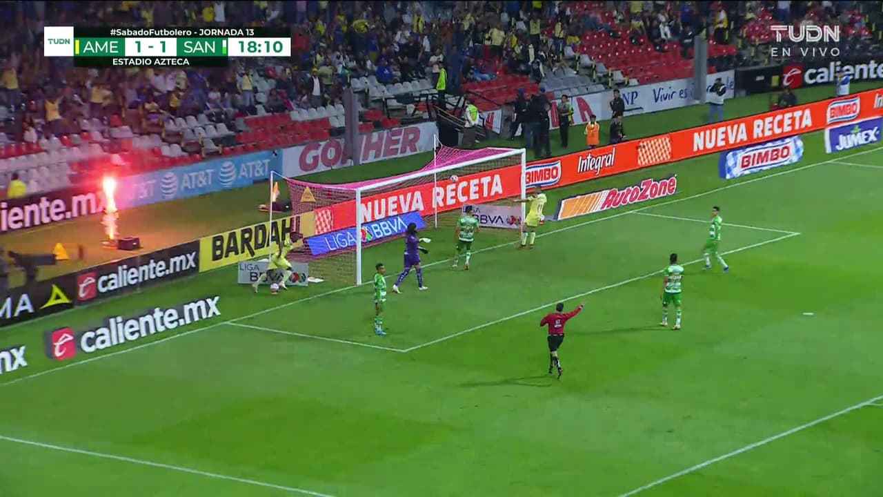 ¡GOL!  anota para América. Jonathan Rodríguez