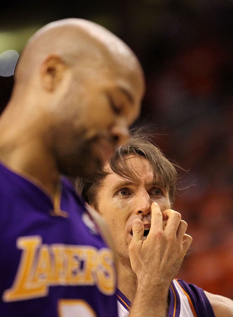 Steve Nash sufrió un golpe en la nariz, lo que lo dejó con la nariz colgado de su cara. En lugar de salir de la cancha a revisión, Nash simplemente tomó su nariz y la volvió a poner en su lugar.