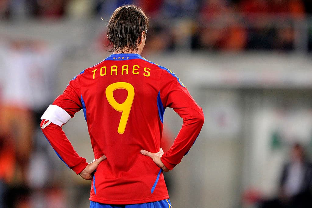 Debutó con el primer equipo con 17 años en Segunda División en 2001 y al año siguiente consiguió el ascenso a Primera División, en la que debutó el 1 de septiembre de 2002 en el Camp Nou frente al Fútbol Club Barcelona.