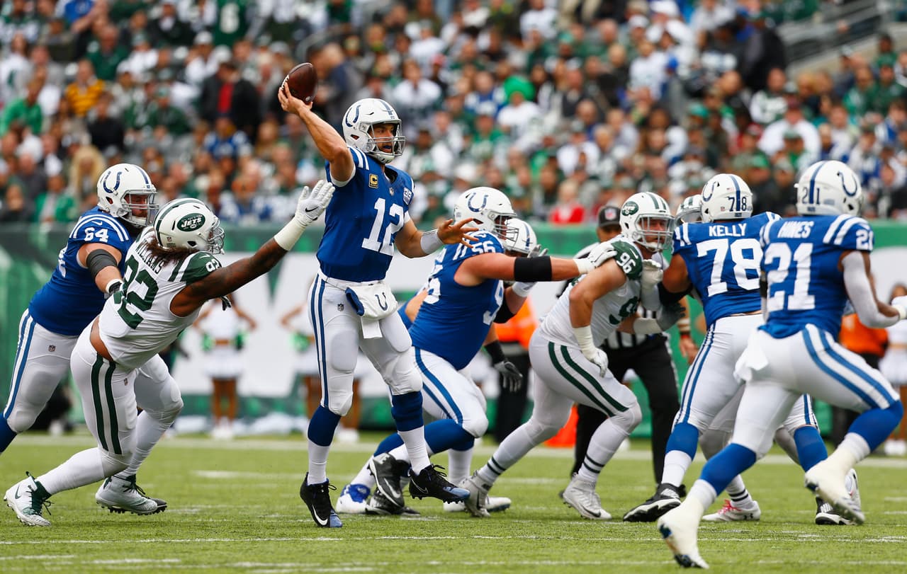 En total lanzó para 23,671 yardas y consiguió 171 touchdowns.