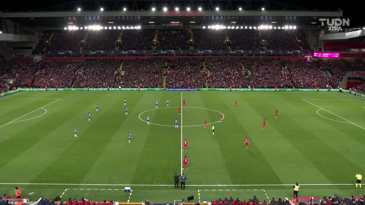 Arranca el partido y la pelota está en juego.