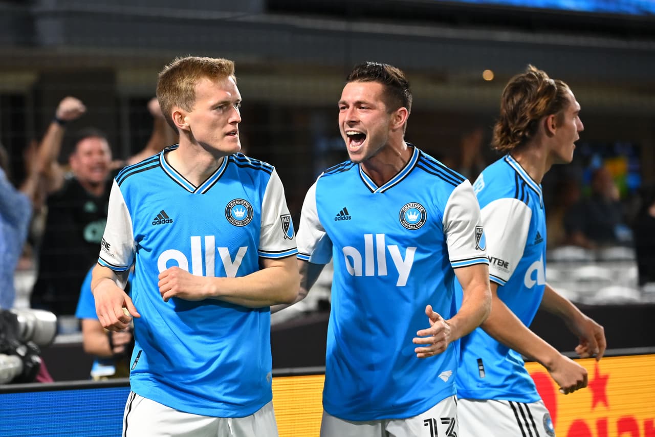 El Jugador Franquicia polaco Karol Świderski marcó los dos primeros goles del club en expansión.
<br>