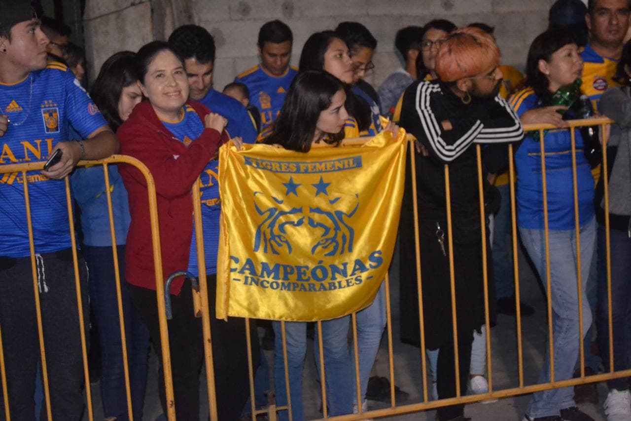 Llega la noche en Monterrey y el el Estadio Universitario se prepara para albergar otra final femenil entre Tigres y Monterrey.