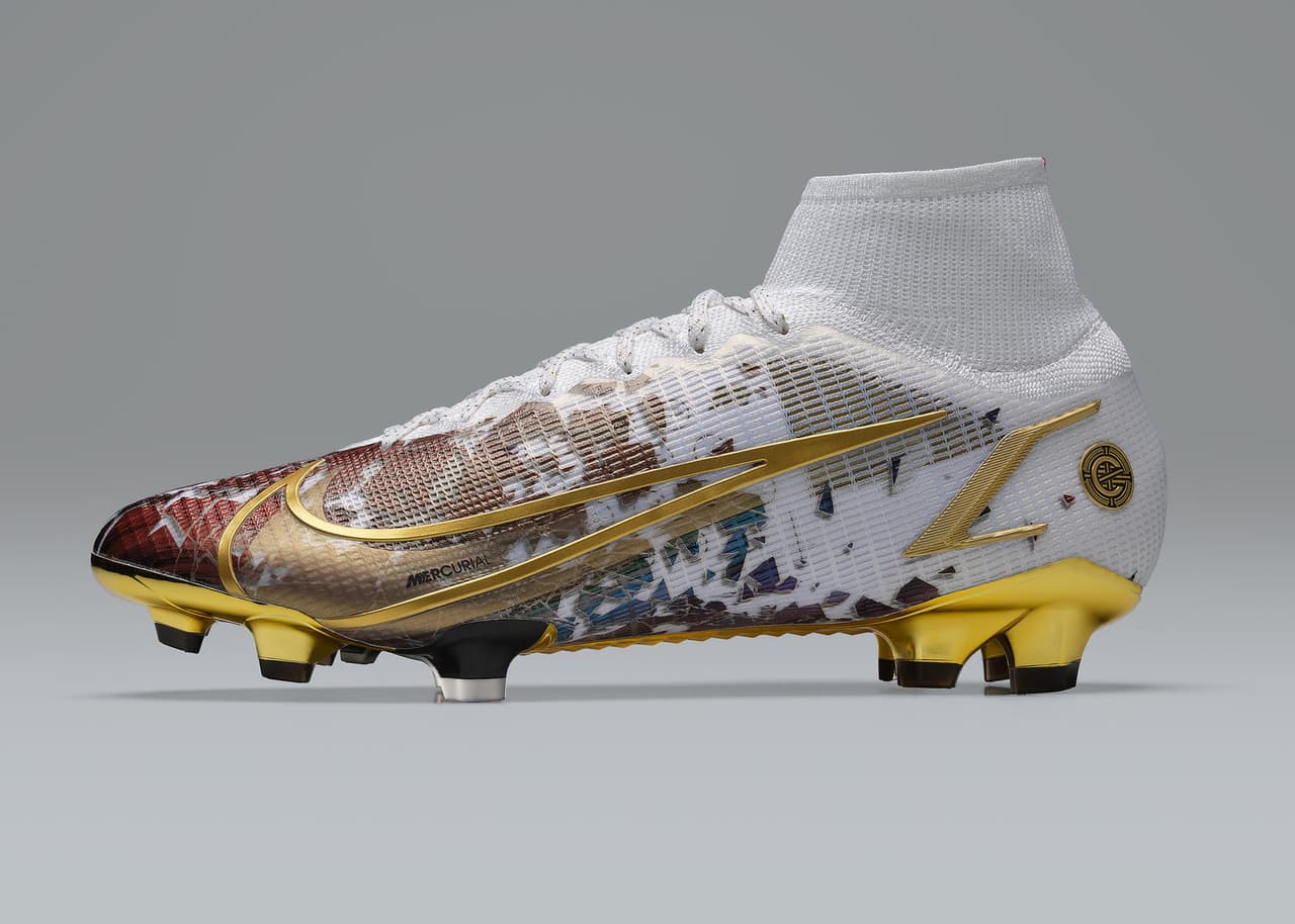 Un reconocimiento adicional de la influencia de Ronaldo entre sus compañeros es una bota CR110 conmemorativa.