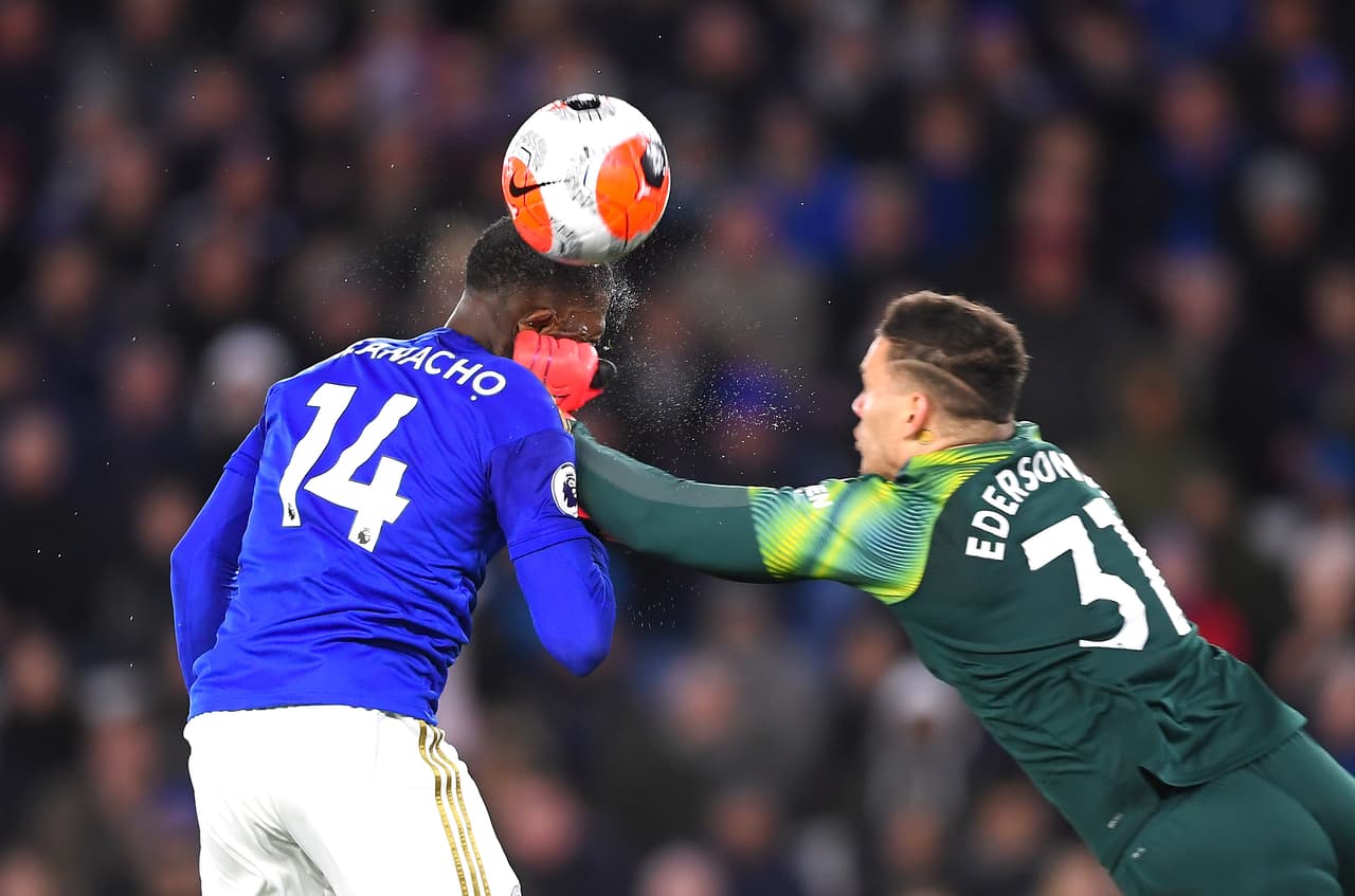 Ederson se llevó un golpazo al estrellarse con Kelechi Iheanacho.