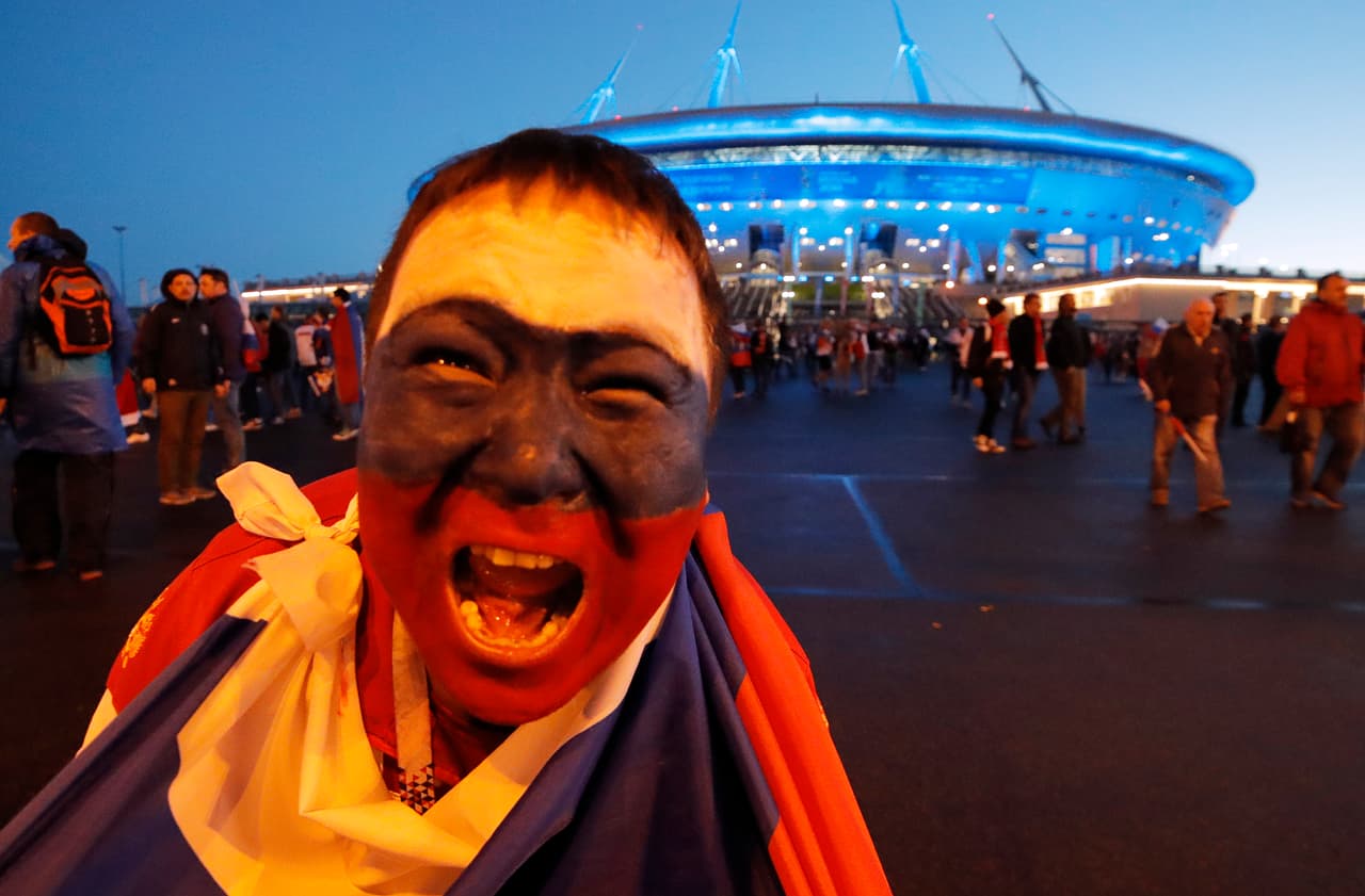 Técnicamente no está clasificado el equipo ruso, pero por como se han visto las cosas en este Mundial, las probabilidades los favorecen. Vean el rostro de felicidad de este aficionado, hay gran fe.