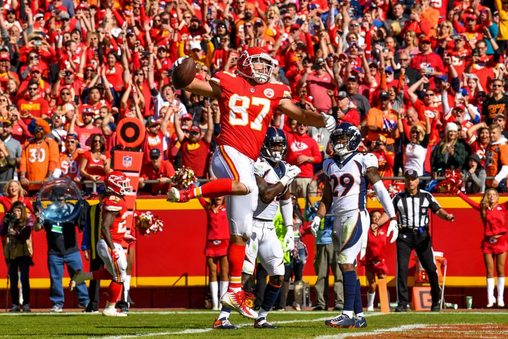 <b>3) Kansas City Chiefs (7-1)</b>. Sufrieron un poco con los Broncos pero rápido apaciguaron a los corceles. Pat Mahomes va en carrera de lograr el MVP de la AFC y los Chiefs lucen indomables, de nuevo.