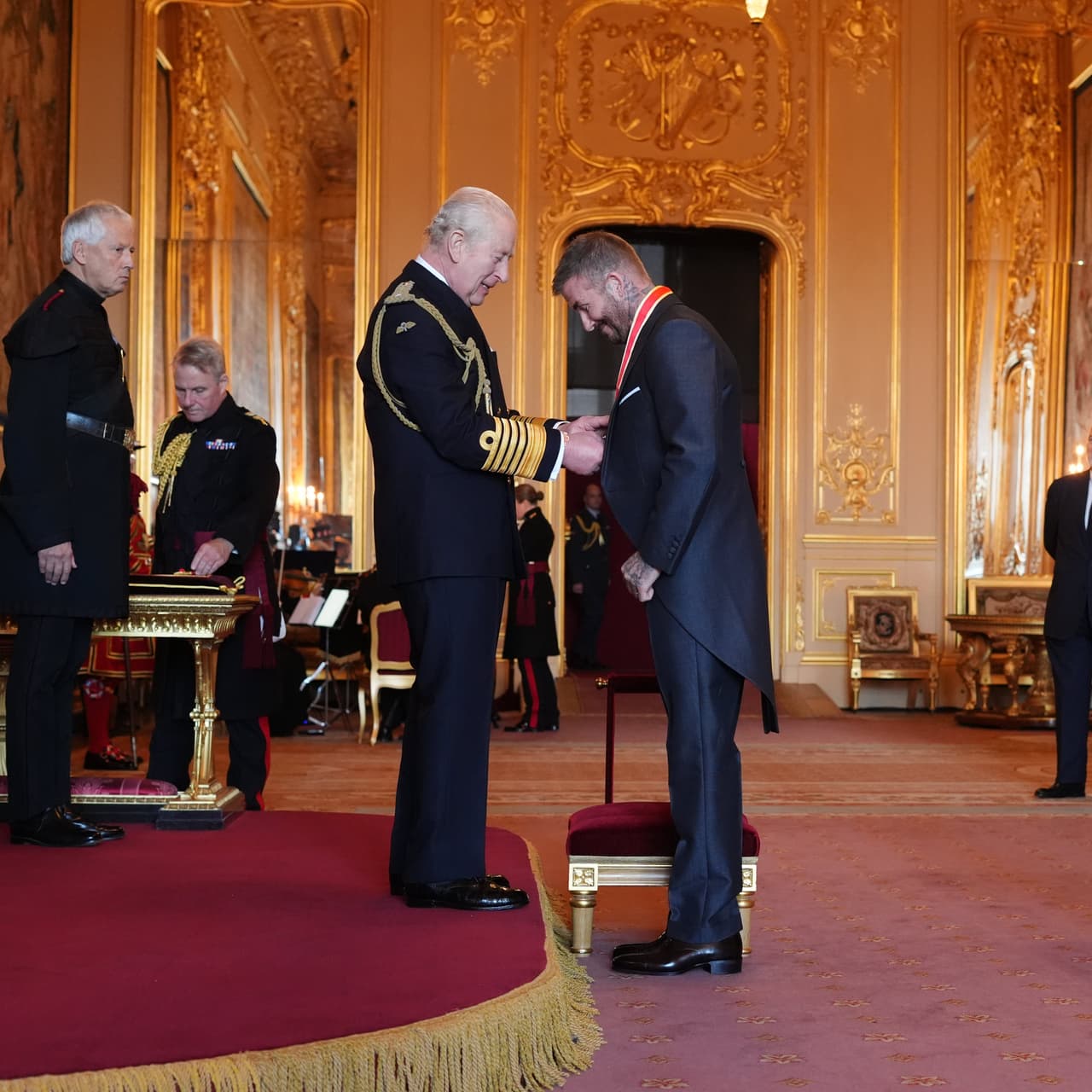 Posteriormente, el rey Carlos III le colgó la medalla de caballero y le otorgó el título de Sir David Beckham.