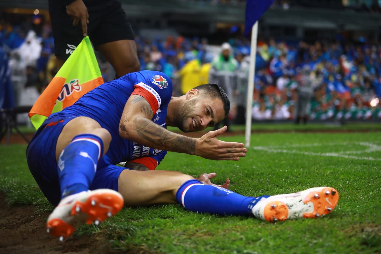 MEXICO CITY, MEXICO - AUGUST 04: Edgar Mendez #17 of Cruz Azul reacts after crashing with photographers during the third round match between Cruz Azul and Tigres UANL as part of the Torneo Apertura 2018 Liga MX at Azteca Stadium on August 4, 2018 in Mexico City, Mexico. (Photo by Hector Vivas/Getty Images)