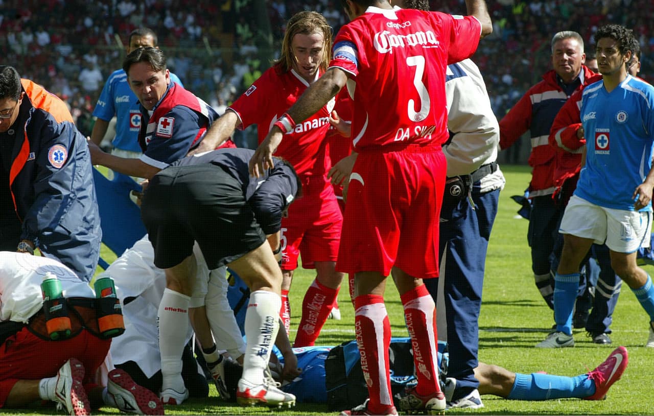 Fue un choque aparatoso y se temió por la integridad del canterano cementero.