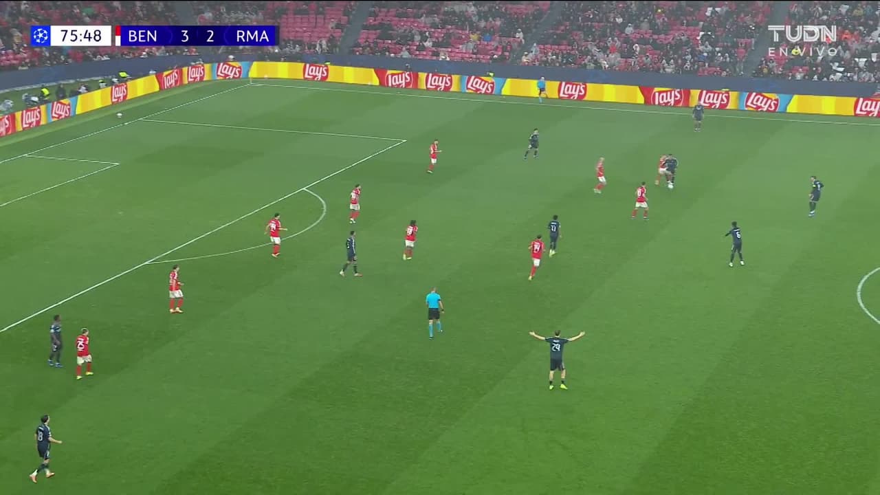 ¡TIRO ATAJADO! disparo por Arda Güler.