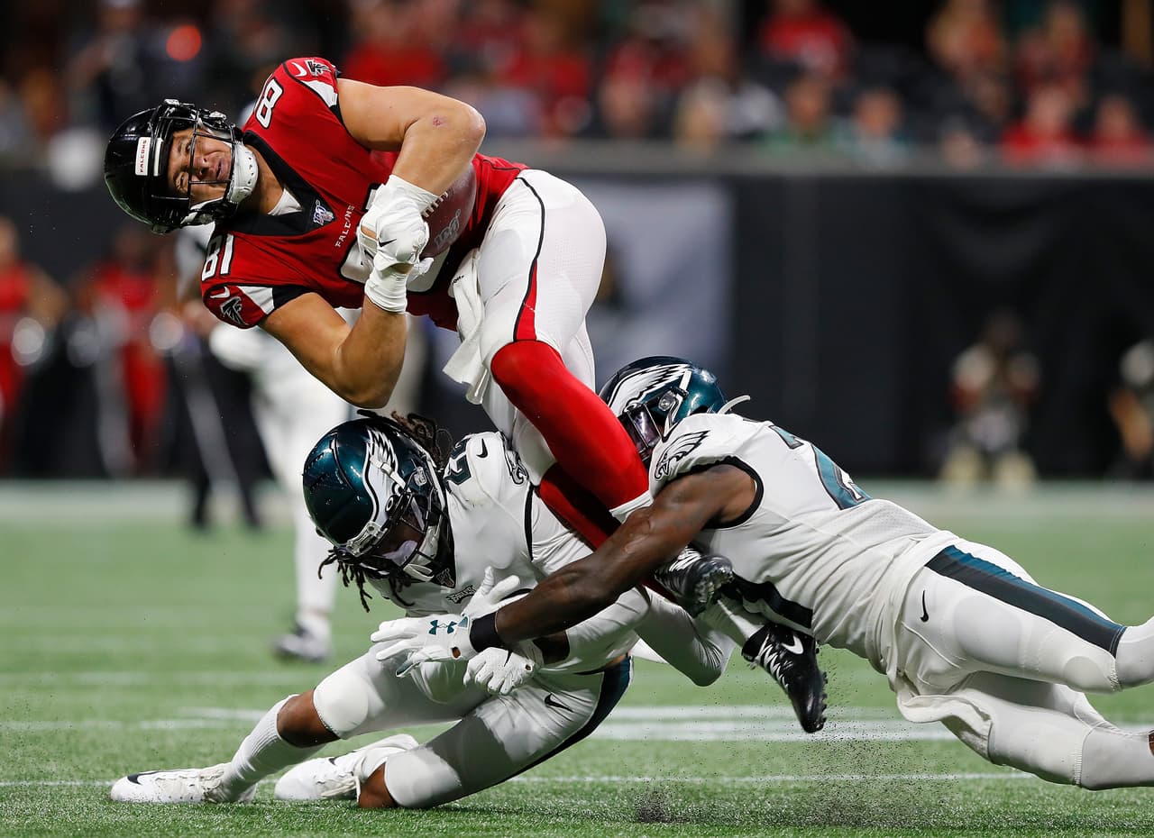 <b>Philadelphia Eagles 20-24 Atlanta Falcons.</b> Austin Hooper salta para evitar a Sidney Jones, pero es tackleado por Malcolm Jenkis.
