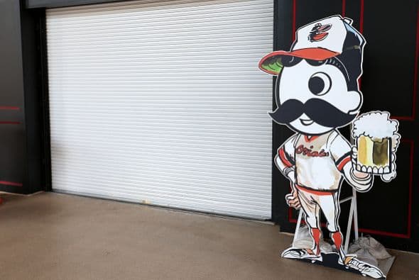 Mientras los ánimos siguen caldeados en Baltimore, los Orioles jugaron contra los Medias Blancas, pero en un estadio vacío, por primera vez en la historia.