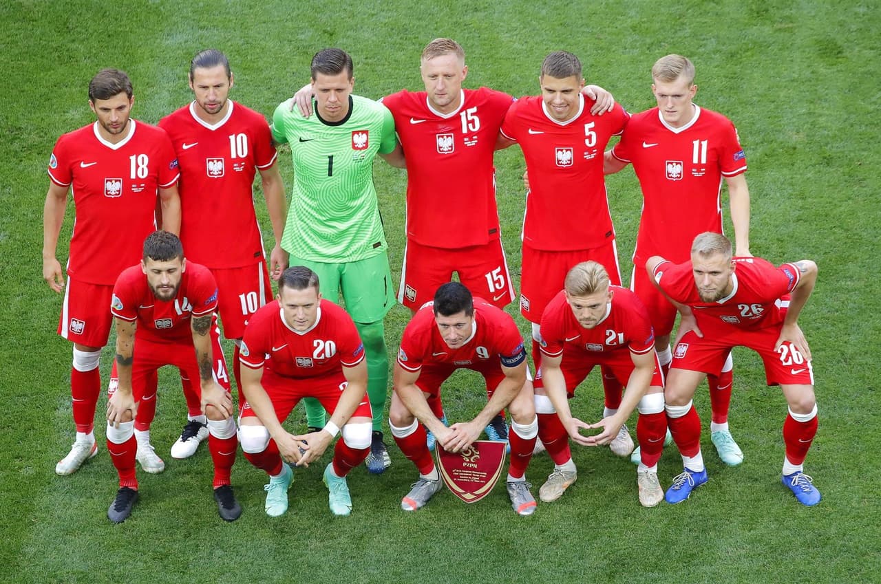 Suecia, de último minuto, derrota a Polonia 3-2 en el Grupo E de la Euro 2020 y califica como primer lugar a Octavos. Emil Forsberg anotó doblete durante el encuentro y Viktor Claesson se encargó de anotar el tercer tanto, mientras que los goles de Robert Lewandowski no le alcanzó a la escuadra polaca y queda fuera de la competencia.