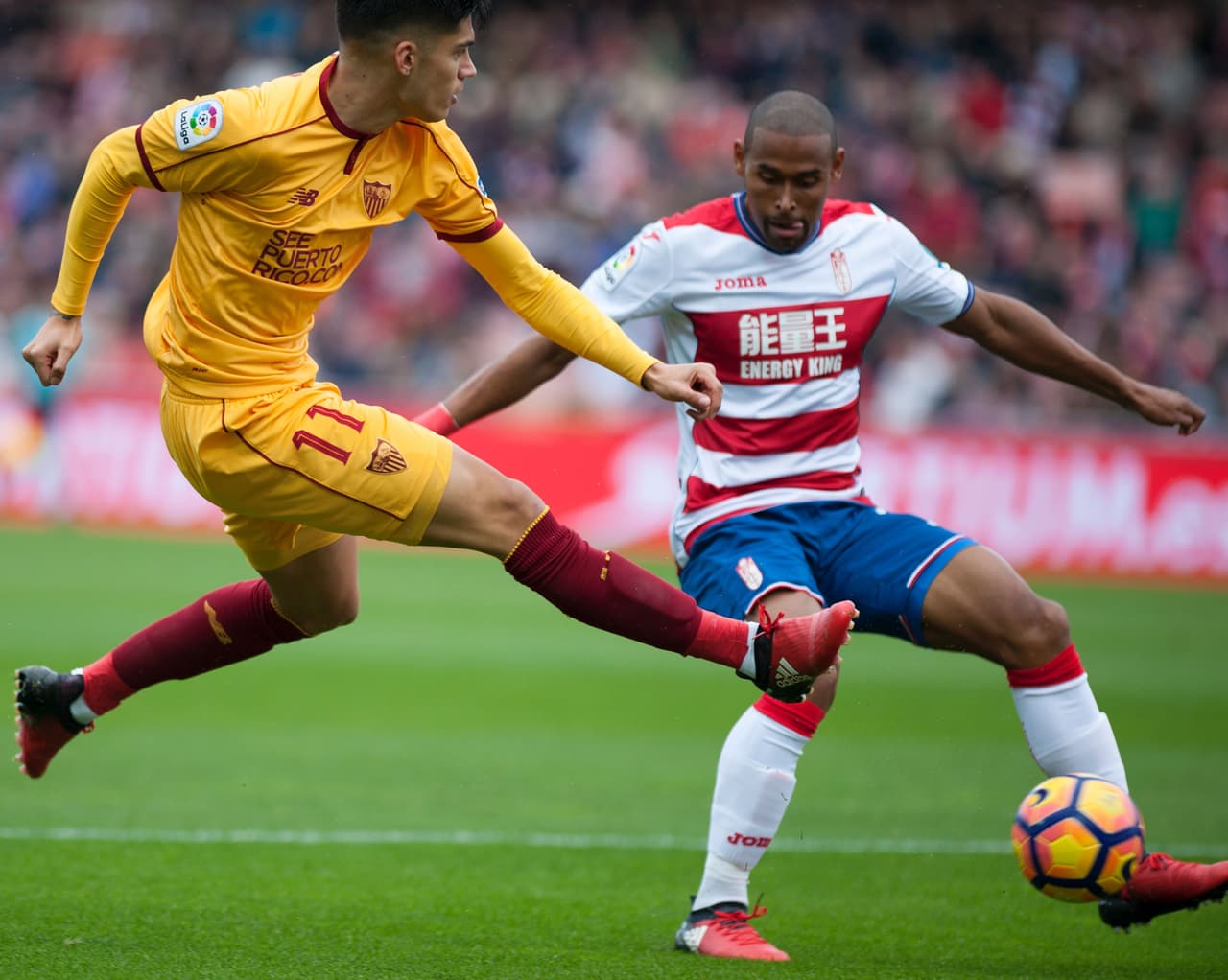 El equipo rojiblanco firmó su mejor partido del curso y ve un poco más cerca la salvación tras superar a un Sevilla que estuvo en todo momento lejos de su mejor versión, tanto en defensa como en ataque.