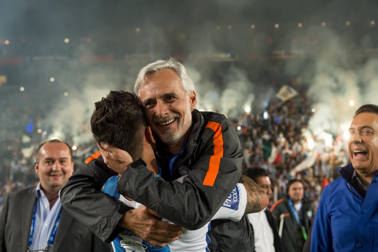 Jesús Martínez, presidente del Grupo Pachuca, se unió a la celebración del campeón.