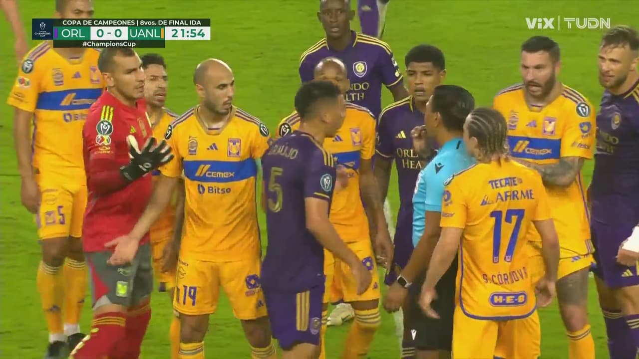 Jansson y Araujo vuelven a caer en el área y el silbante no pita falta