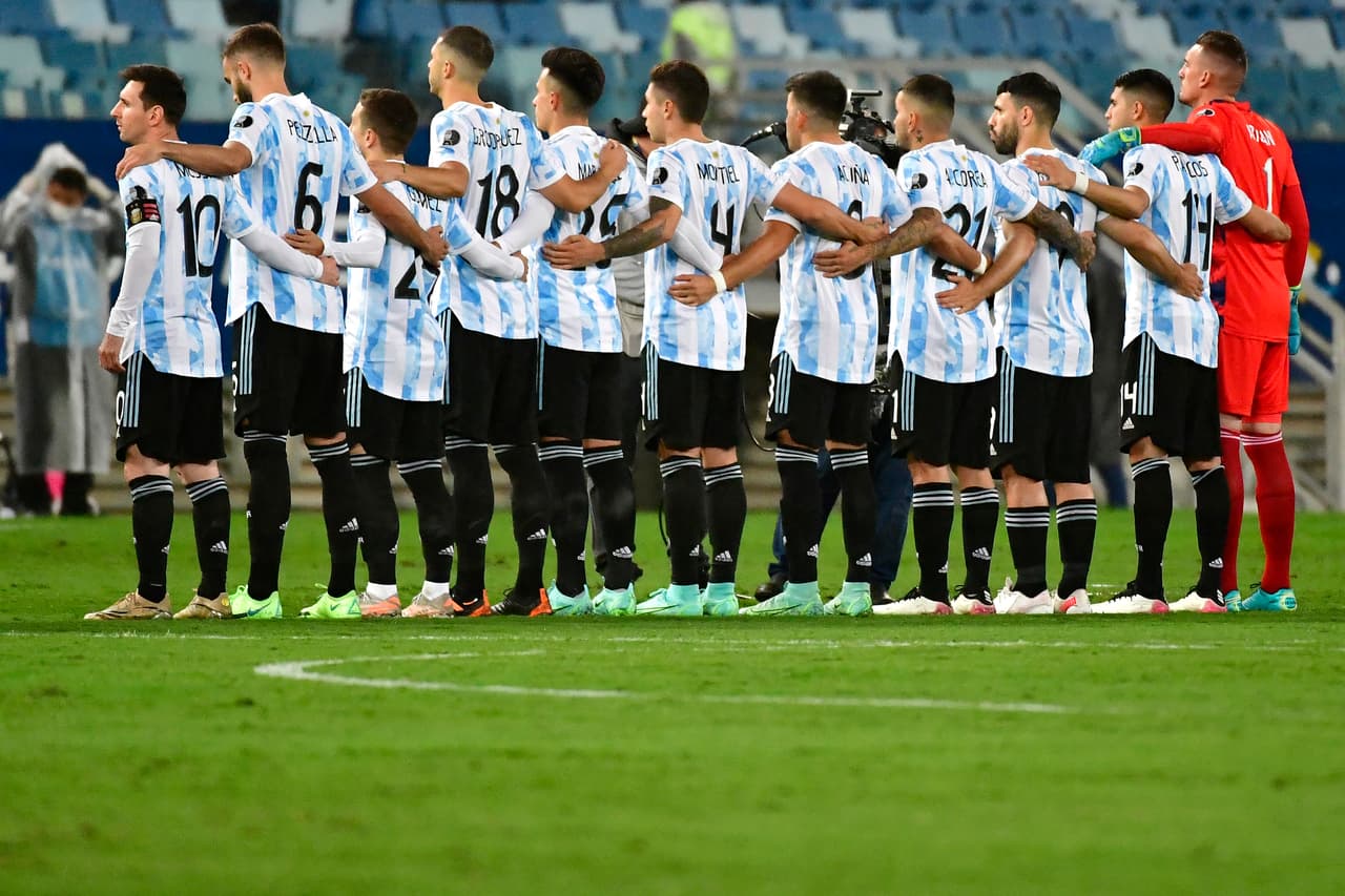Argentina le pasó por encima a Bolivia con una gran noche de Lionel Messi, quien ya es el jugador con más apariciones en la selección albiceleste. ‘Papu’ Gómez hizo el primer gol del partido y Lautaro Martínez sentenció. Bolivia hizo el del honor.