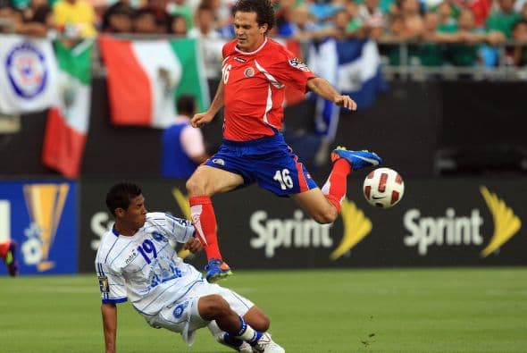 Marcos Ureña tratando de saltarse a la dura defensa salvadoreña.