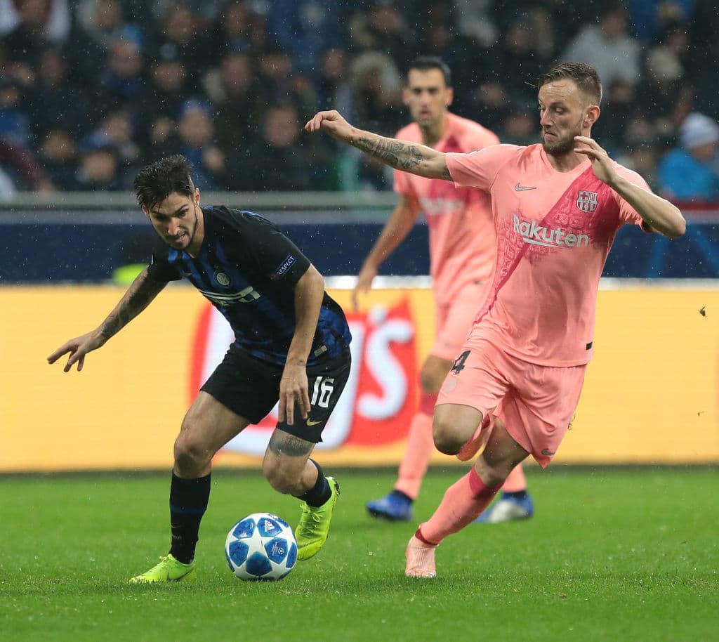 MILAN, ITALY - NOVEMBER 06: Matteo Politano of FC Internazionale is challenged by Ivan Rakitic of FC Barcelona during the Group B match of the UEFA Champions League between FC Internazionale and FC Barcelona at San Siro Stadium on November 6, 2018 in Milan, Italy. (Photo by Emilio Andreoli/Getty Images)