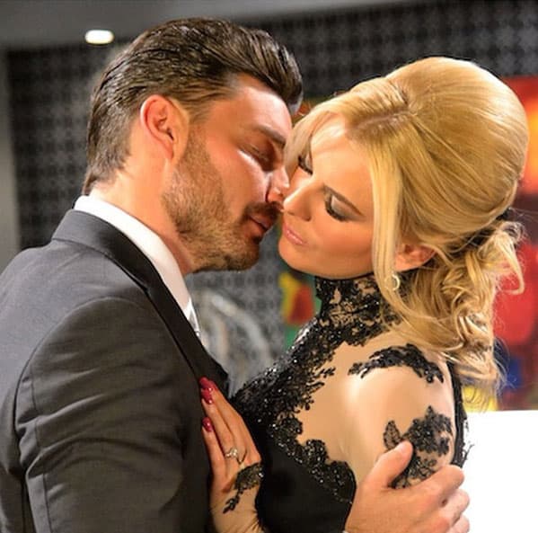 Marjorie de Sousa y Julian Gil se comprometieron en octubre de 2016. Gil contrató a unas personas que fingieron comprometerse en la mesa de al lado en un restaurante. Llegaron mariachis a tocarle una serenata a los supuestos novios, y en medio de la situación, los familiares de Marjorie de Sousa aparecieron de sorpresa para ver cómo el actor argentino se ponía de rodillas y le pedía su mano.