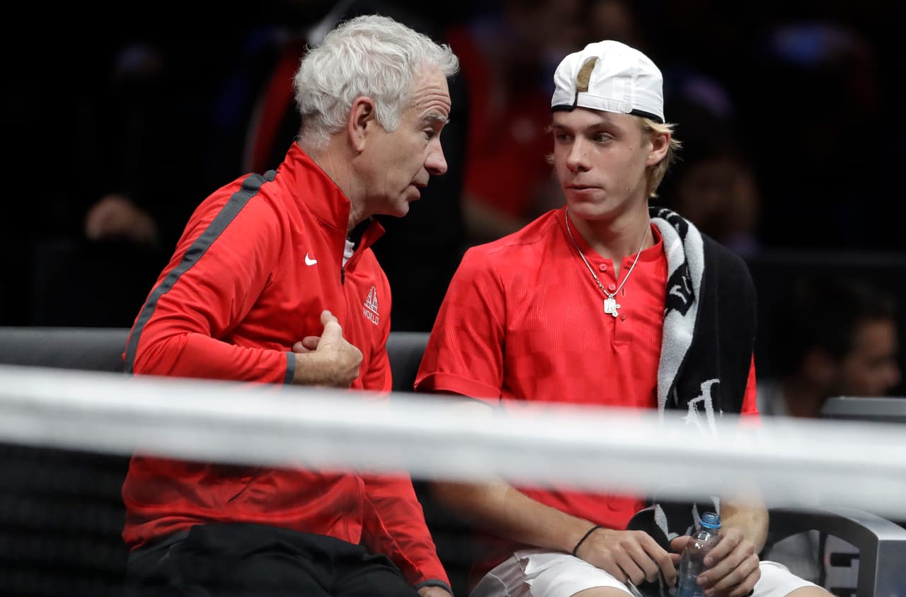McEnroe le daba instrucciones al joven canadiense, en busca de darle vuelta.