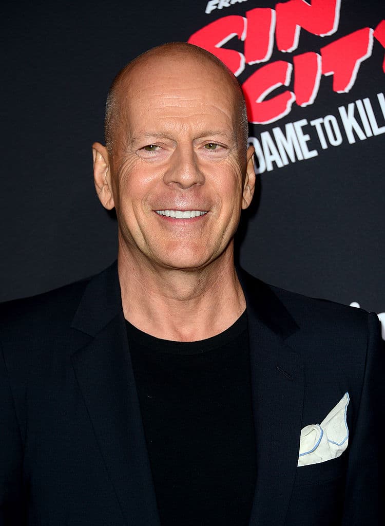 Bruce Willis en Die Hard (1988) 
<br>El querido actor perdió permanentemente dos tercios de su capacidad auditiva luego de que la producción decidiera utilizar una ametralladora de utilería extraruidosa en el set.
<br>