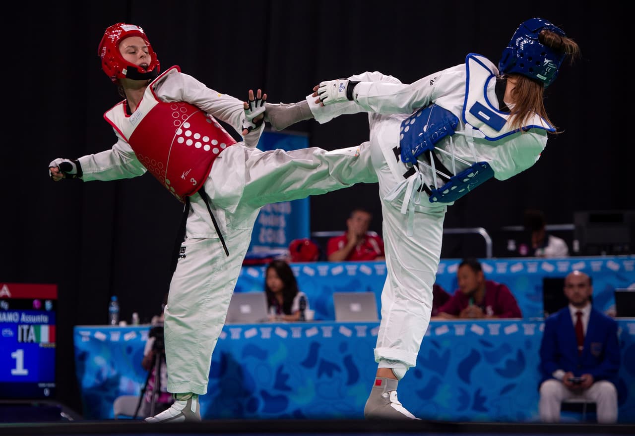 Nadica Bozanic de Serbia (izq) compite con la italiana Assunta Cennamo en la categoría de los 63 kilogramos dentro del Taekwondo para mujeres en Buenos Aires 2018.