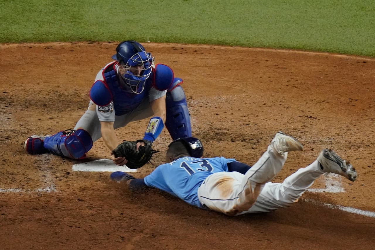 Manuel Margot demuestra el gran velocista que es y termina a centímetros de robarle home a Clayton Kershaw.