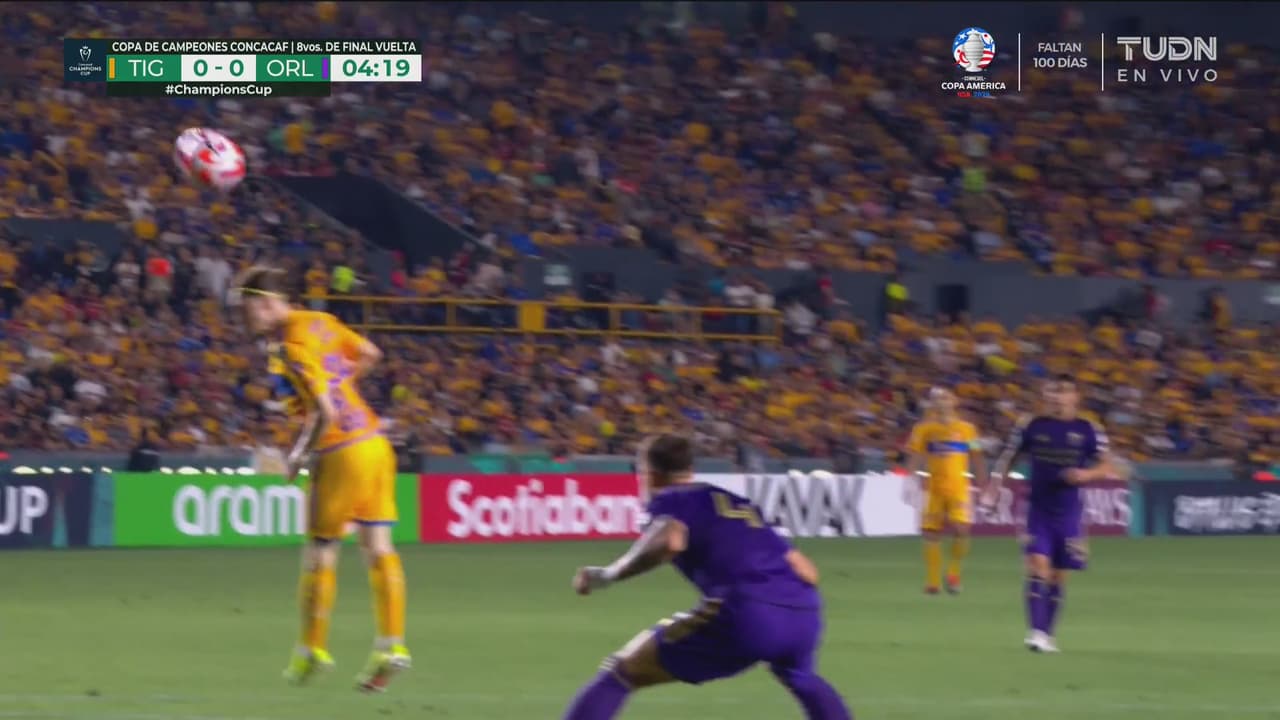 Cabezazo de Marcelo Flores que amenaza con entrar pegado al poste