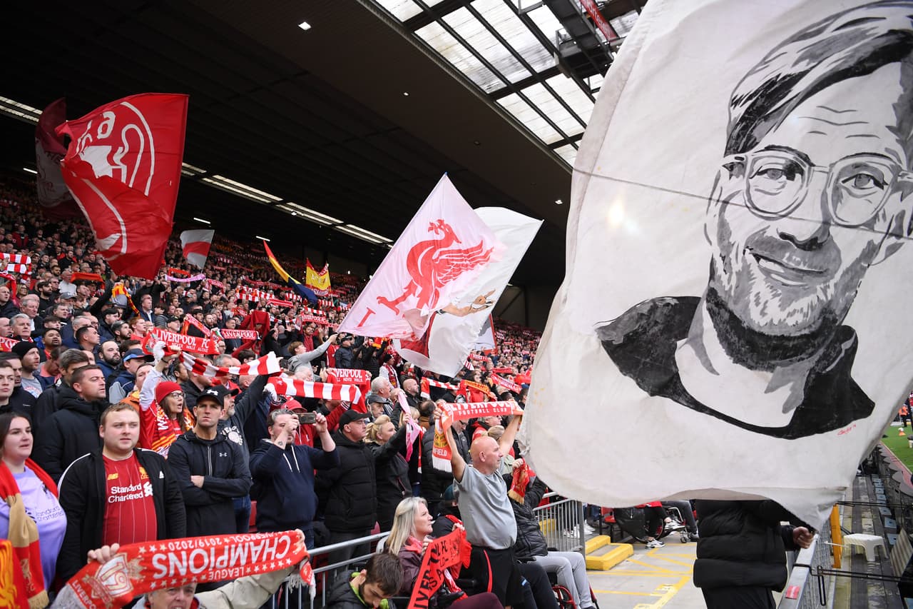 La afición local con un colorido único en el campeonato y los cánticos que siempre impulsan a los suyos.