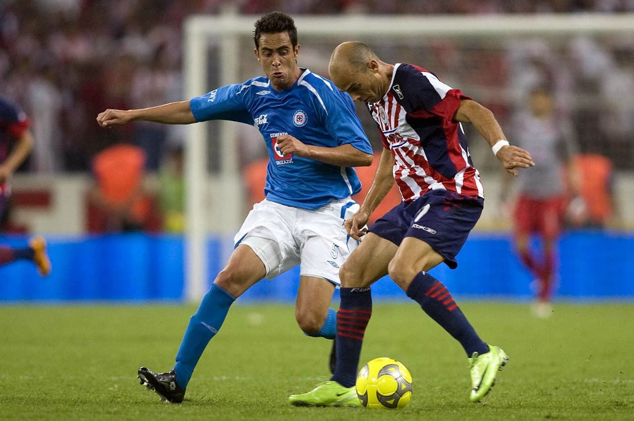 Remontándonos al Clausura 2009, Cruz Azul y Chivas brindaron un empate emotivo y con tintes históricos a 3 goles. En éste encuentro Carlos Ochoa y Sergio Amaury Ponce anotaron por los tapatíos.