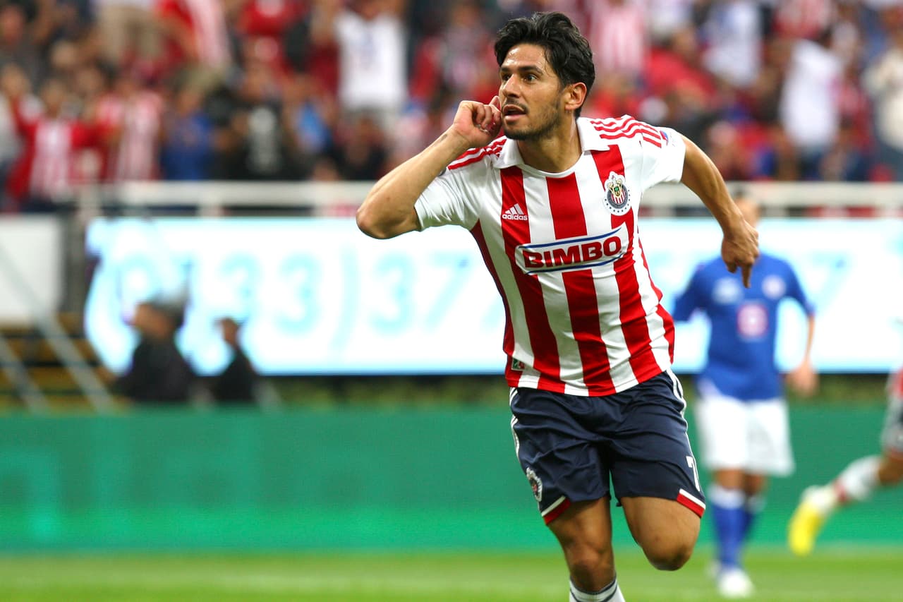 Seis meses antes, en el Clausura 2013, los tapatíos empataron como local 1-1 con el Cruz Azul. En este cotejo Javier Orozco había adelantado a la visita al 30, pero Rafael Márquez marcó para igualar los cartones 9 minutos después.