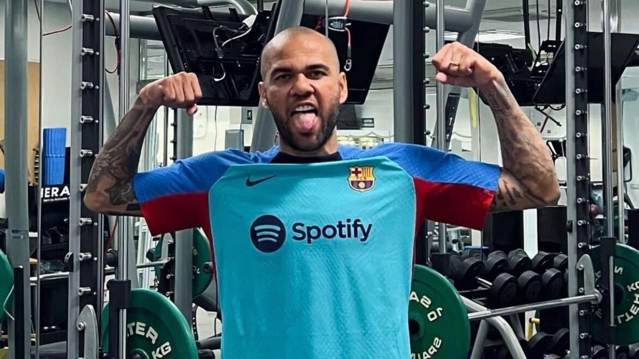 Dani Alves deja a Pumas para regresar al Barça rumbo a Qatar 2022