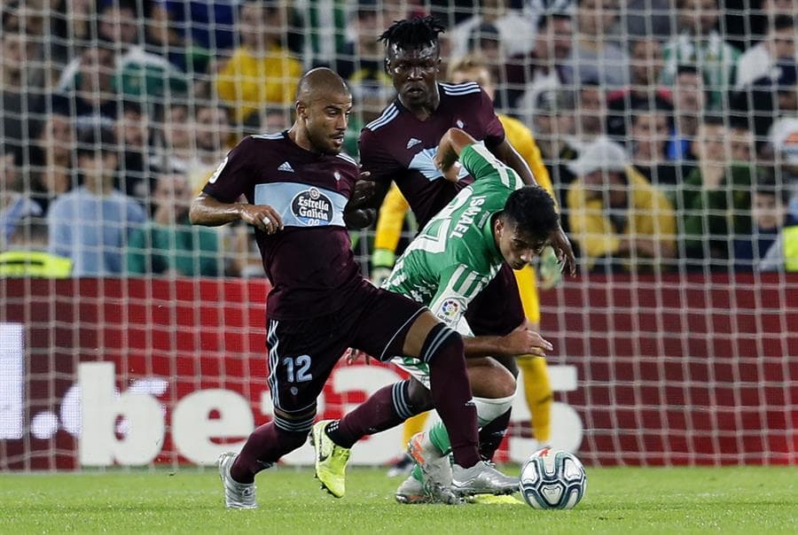 Ambos equipos intentan marcar pero el juego se traba en el mediocampo.