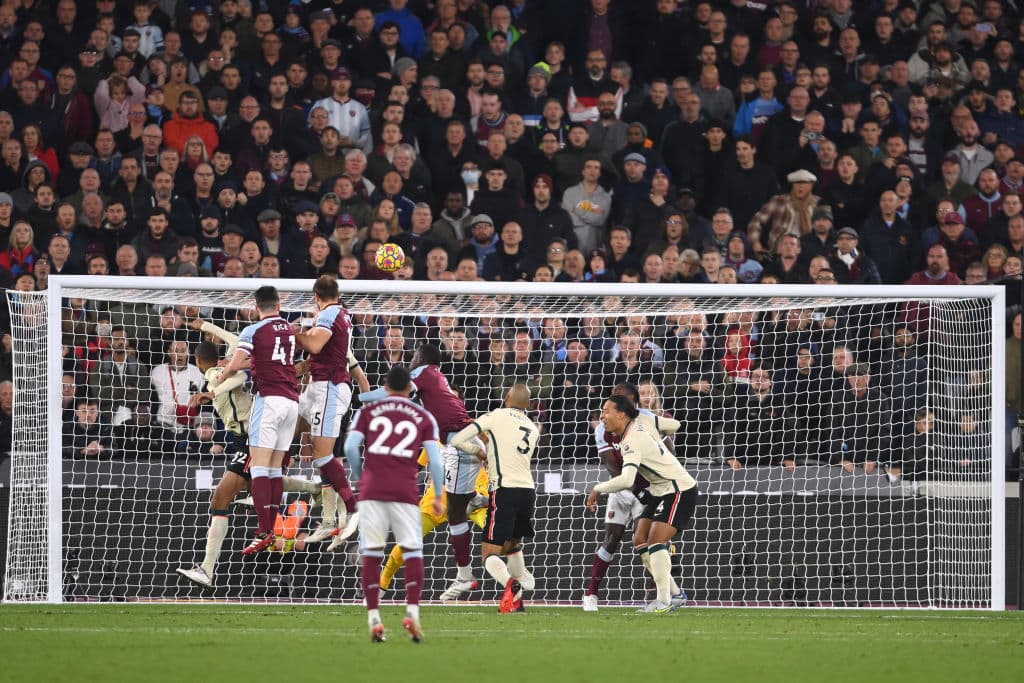 West Ham sorprende al Liverpool y lo derrota 3-2 durante la fecha 11 en la Premier League. Alisson Becker abrio el marcador con gol en contra a los 4' del encuentro, cuando Trent Alexander-Arnold empataba el juego al 41'. Pablo Fornals y Kurt Zouma pusieron arriba a los Hammers y Origi anotó el segundo para los 'Reds'.