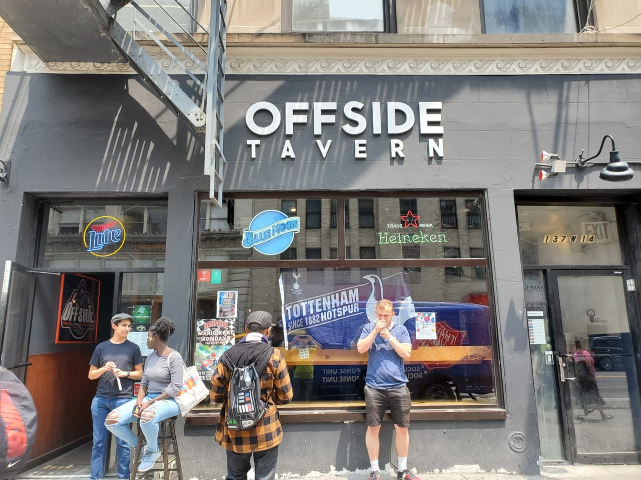 Los fanaticos del Tottenham colman los bares de New York para disfrutar juntos la Final de la UEFA Champions League.